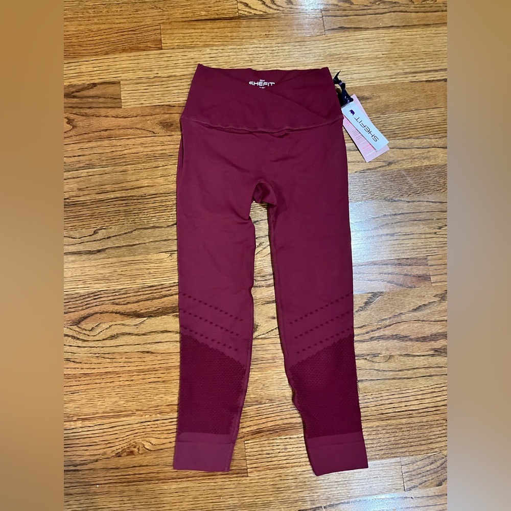 She fit capri length leggings. Burgundy.